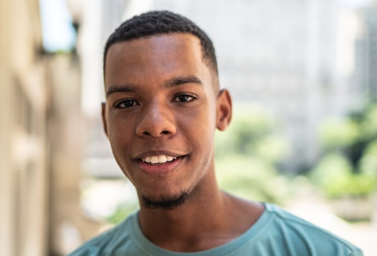 short-hairstyle-for-black-men-with-curly-hair-768x522